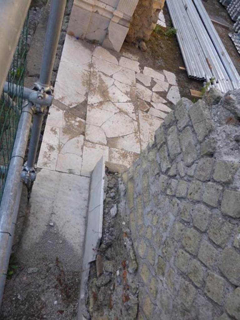 Herculaneum, September 2015. Looking west from base of statue base on west side of four-sided arch.